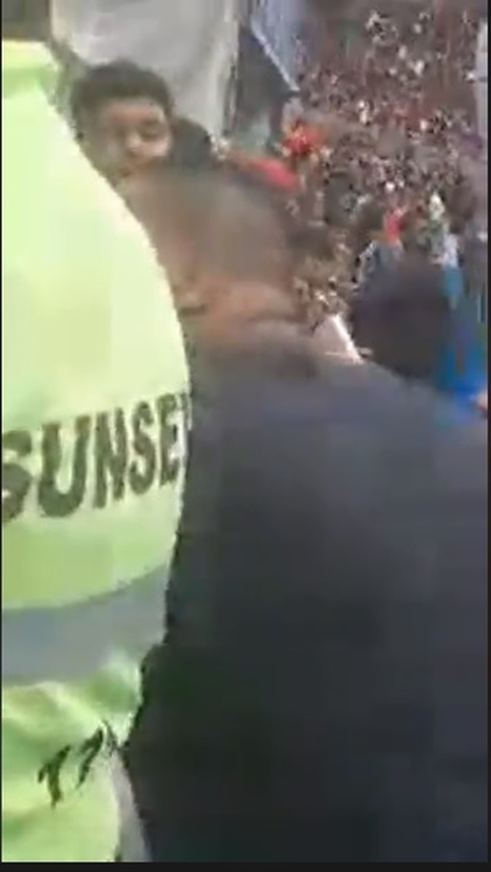 Segurança encobre Bandeira e se dirige a torcedor, que diz ter sido agredido — Foto: Reprodução
