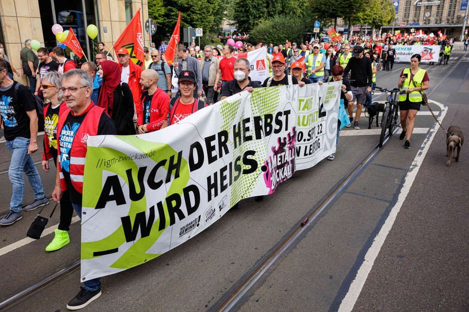 Uma faixa onde se lê 'também o outono será quente', durante uma manifestação em Leipzig, na Alemanha