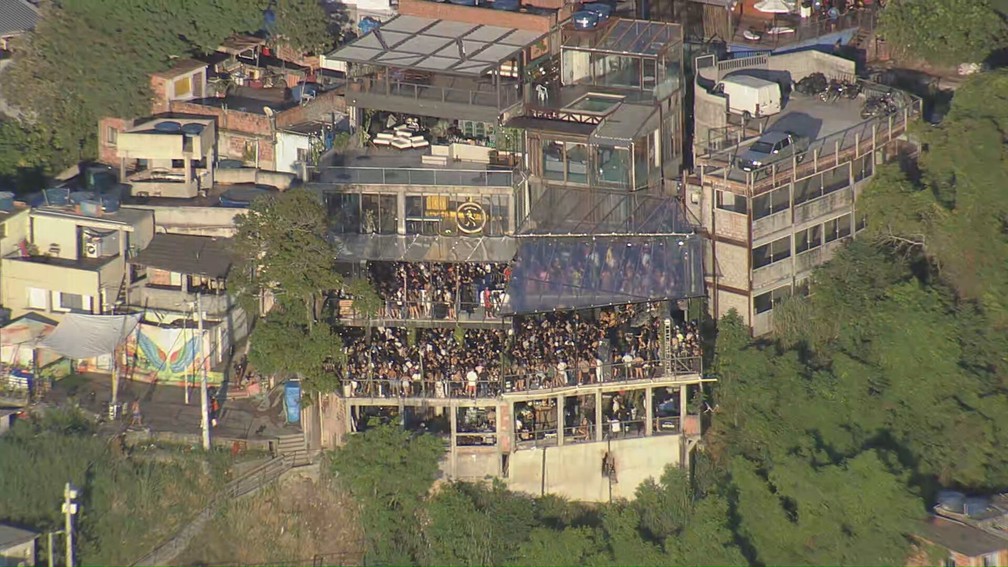 Festa eletrônica vira a noite no morro do Vidigal — Foto: Reprodução/TV Globo