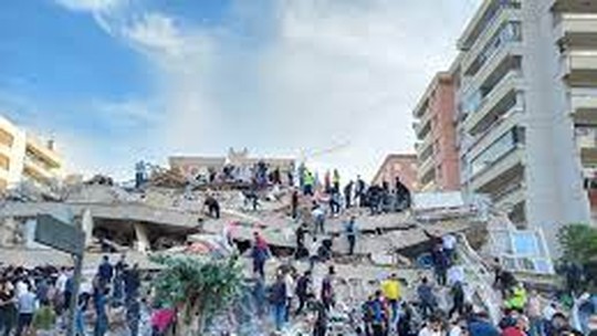 Terremoto de magnitude 7,9 atinge região central da Turquia, mata ao menos dez e destrói prédios