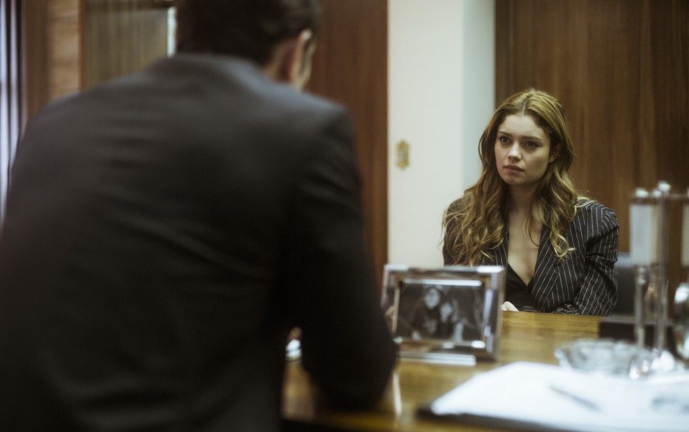 Alice é direta e vai logo introduzindo o assunto... (Foto: Raphael Dias/Gshow)