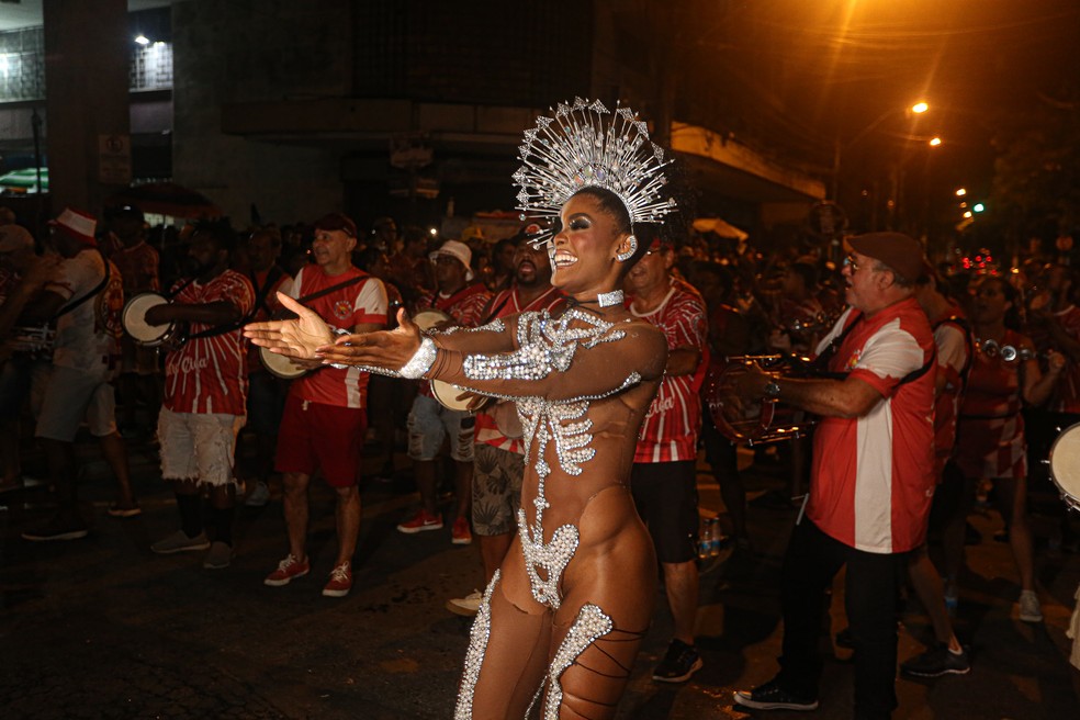 Erika Januza, rainha de bateria da Viradouro, em ensaio de rua em Niterói, na Região Metropolitana do Rio — Foto: Delson Silva/ AgNews
