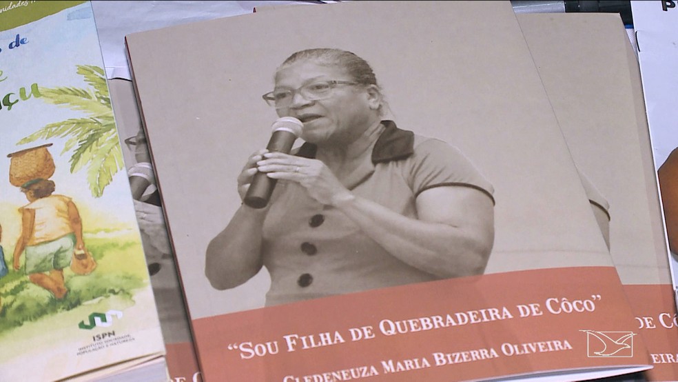 Livro escrito por Cledeneuza Maria conta os sentimentos e o trabalho de uma quebradeira de coco no Pará (Foto: Reprodução/TV Mirante)