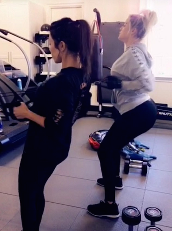 A socialite Khloé Kardashian malhando junto com a irmã, Kourtney Kardashian (Foto: Instagram)