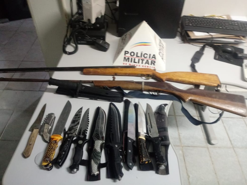 Facas e espingardas apreendidas eram usadas para ameaçar a mulher, diz PM — Foto: Polícia Militar/Divulgação
