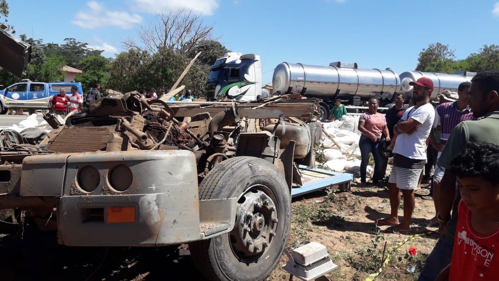 Carreta ficou sem cabine apÃ³s batida com micro-Ã´nibus em Seabra, na Chapada Diamantina â?? Foto: Nilson Santos/Blog Liberdade Bom Sucesso 