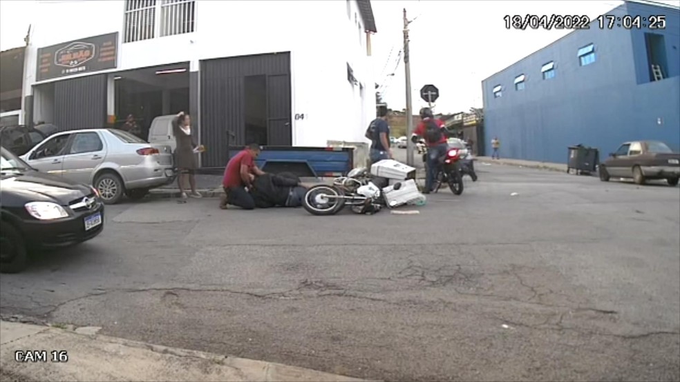 Motociclista fica ferido após colidir contra reboque em Sorocaba — Foto: Reprodução