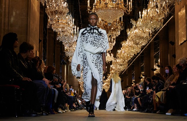 PARIS, FRANCE - OCTOBER 05: (EDITORIAL USE ONLY - For Non-Editorial use please seek approval from Fashion House) A model walks the runway during the Louis Vuitton Womenswear Spring/Summer 2022 show as part of Paris Fashion Week on October 05, 2021 in Pari (Foto: Getty Images)