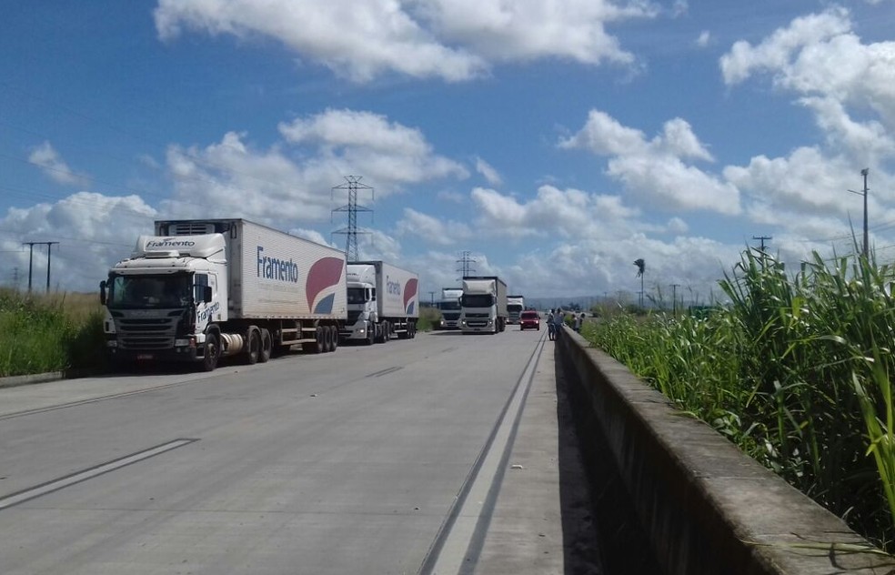 Caminhoneiros voltar a ocopar o acostamento da BR-101, em Messias (Foto: Andrea Resende/G1)