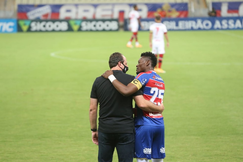 Rogério Ceni abraça Paulão antes do jogo: treinador voltou ao Castelão, agora como adversário do Fortaleza — Foto: Natinho Rodrigues / SVM