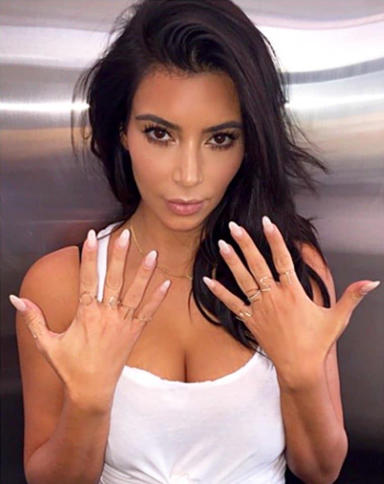 Kim Kardashian mostra suas unhas postiças em versão francesinha no Instagram (Foto: Instagram Kim Kardashian/ Reprodução)