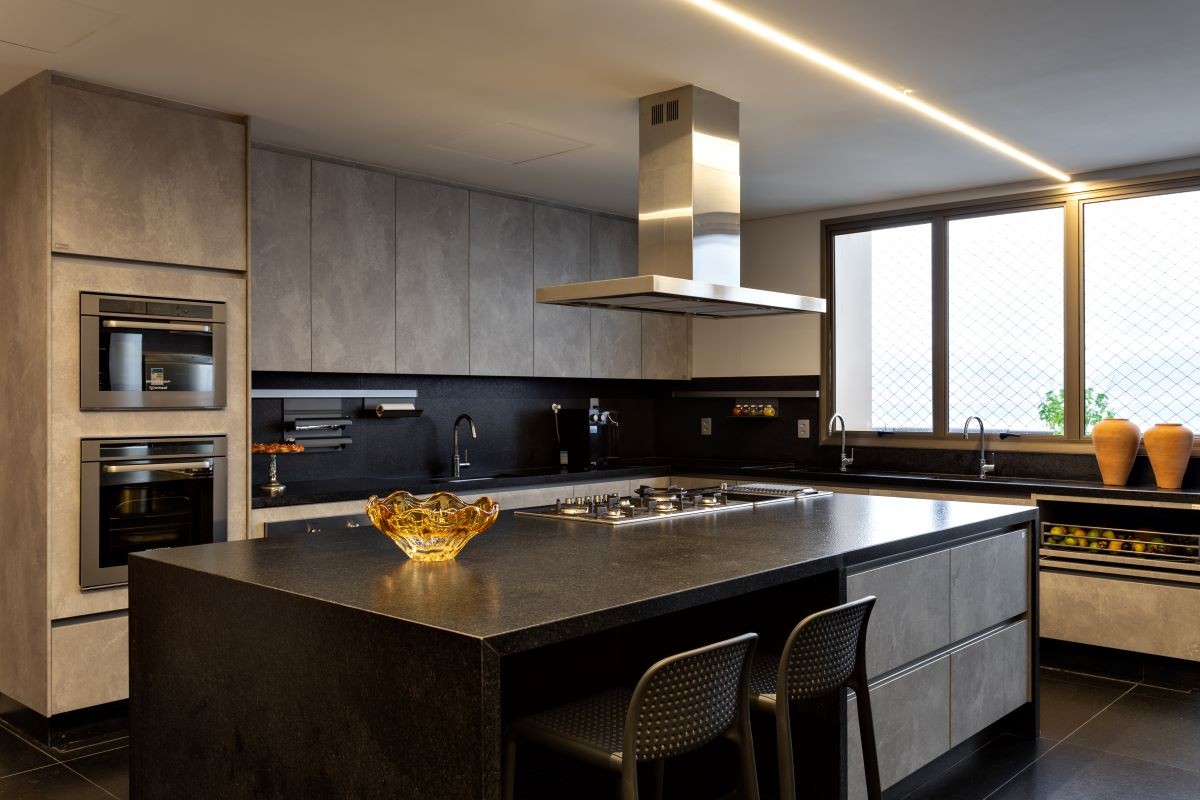 COZINHA | O preto traz um aspecto moderno para a cozinha e deixa o ambiente jovial (Foto: Fran Parente / Divulgação)