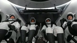 Chris Sembroski, Hayley Arceneaux, Jared Isaacman e Sian Proctor enquanto aguardavam o lançamento do Falcon 9  — Foto: SpaceX