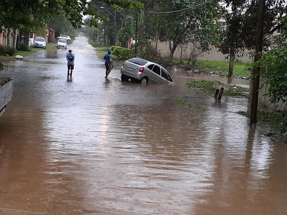 Voluntários ajudaram a retirar carro engolido por buraco em Bertioga, SP — Foto: Reprodução/Aconteceu em Bertioga