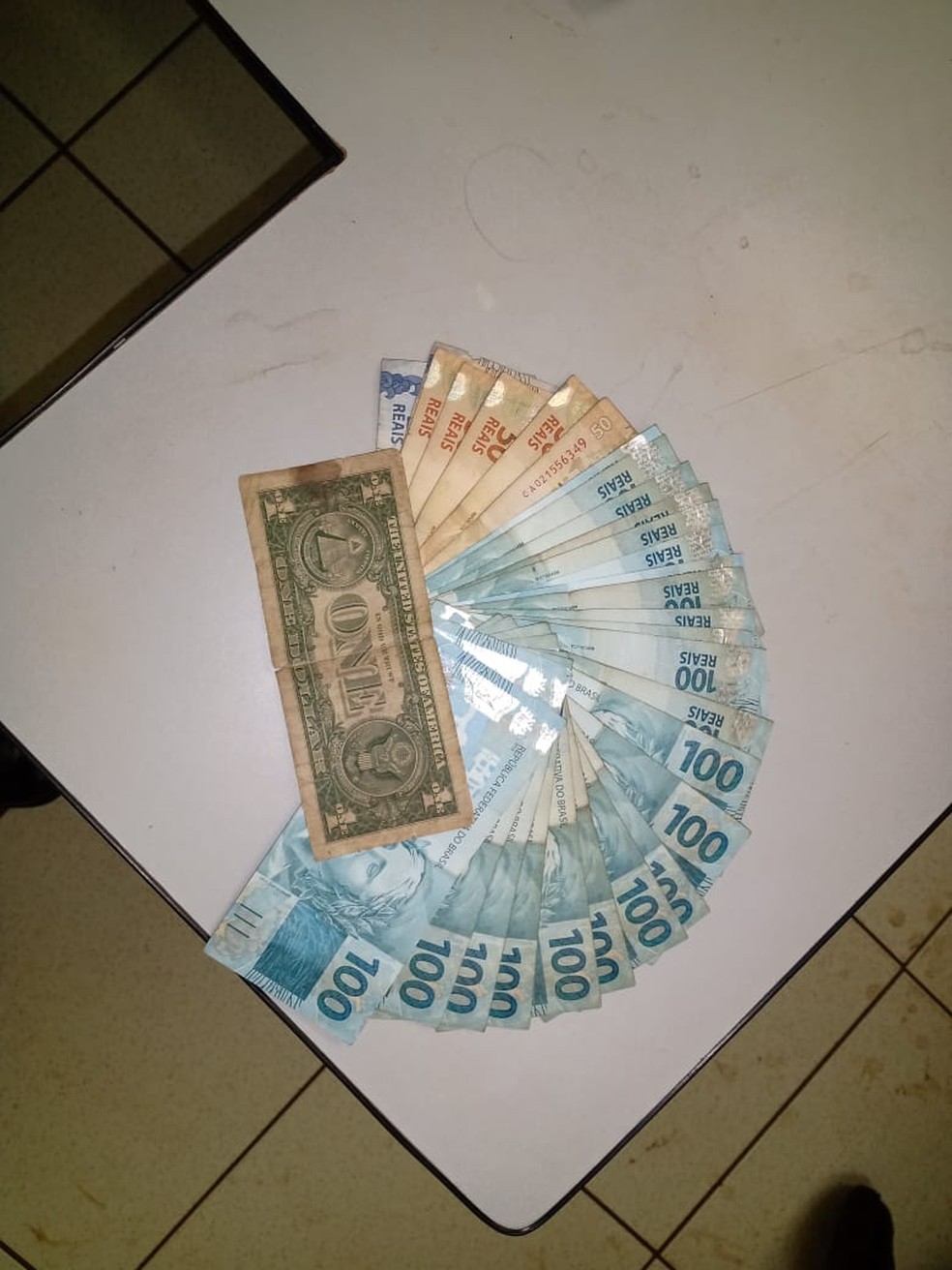 Dinheiro apreendido com bandidos em MS — Foto: Polícia Militar/Divulgação