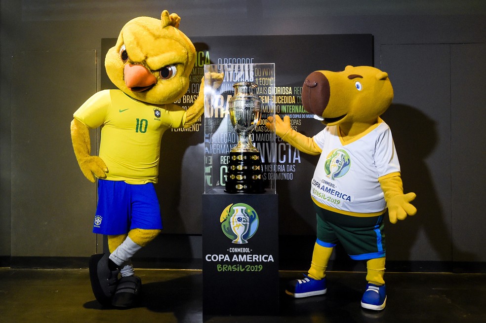 Capivara e Canarinho com o troféu da Copa América — Foto: Divulgação/CBF