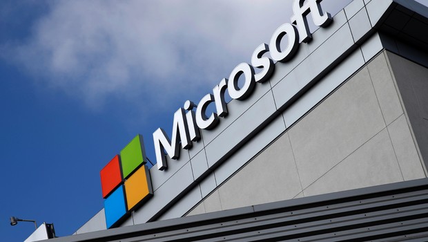 Logo da Microsoft é visto no alto de um prédio em Los Angeles, na Califórnia (Foto: Lucy Nicholson/Reuters)