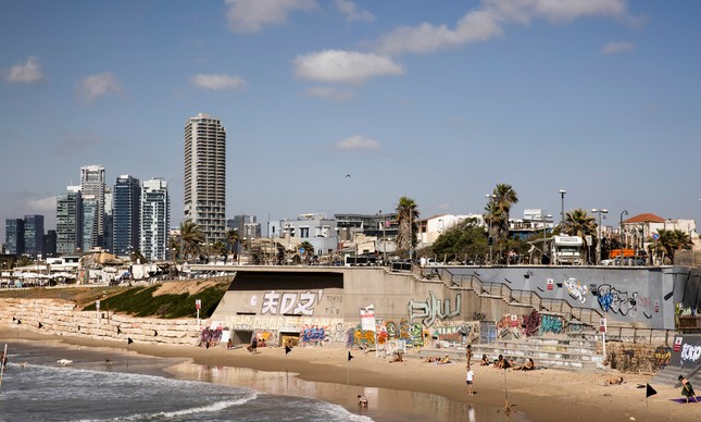 Pessoas visitando praia em Tel Aviv, em Israel