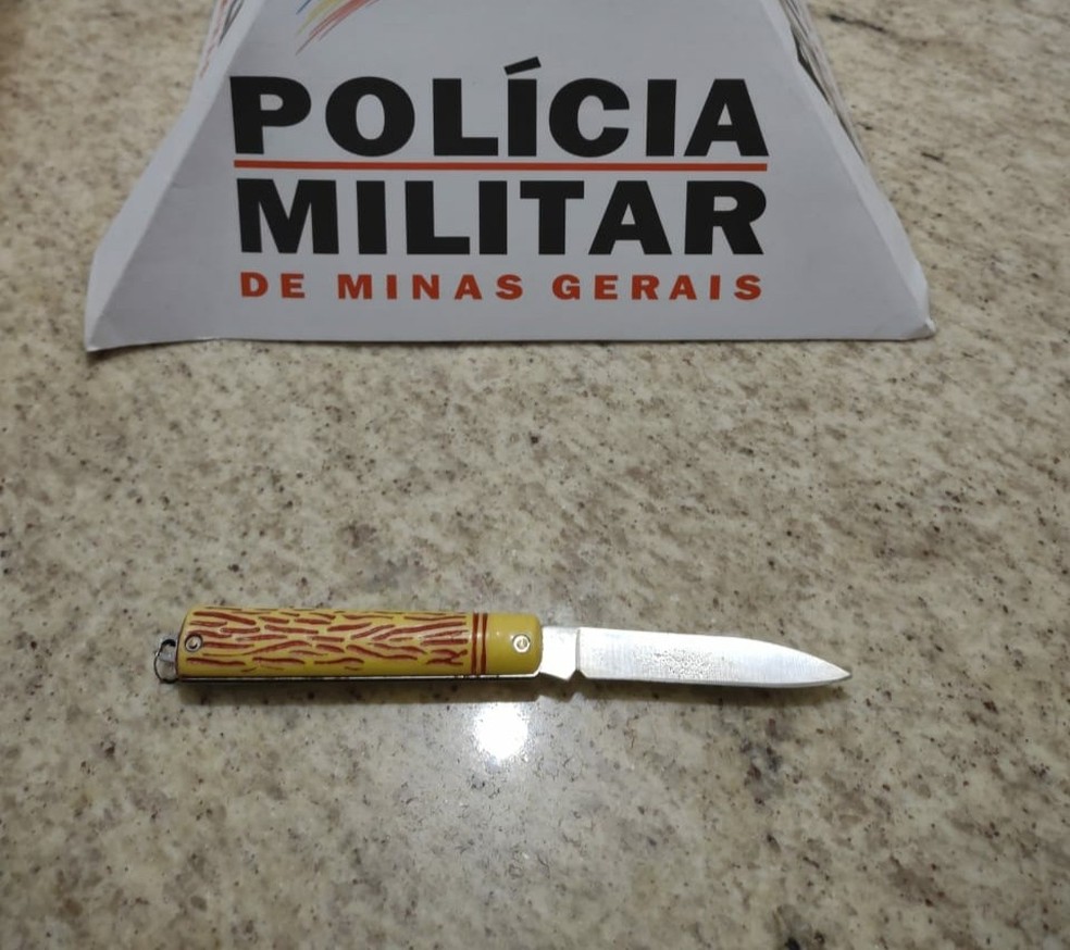 Jovem é esfaqueado com golpes de canivete após apitar jogo de futsal em Santana da Vargem — Foto: Polícia Militar