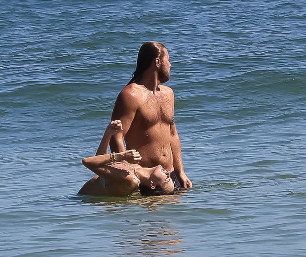 Diego Alemão e a namorada, Andresa Malucelli, em praia carioca (Foto: Fabrício Silva/AgNews)