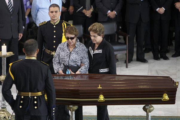 Viúva de Oscar Niemeyer, Vera Lucia, e presidente Dilma Rousseff se despedem do arquiteto morto (Foto: EFE)