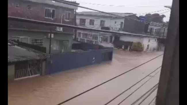 Chuva causa alagamentos em diversos pontos do Recife