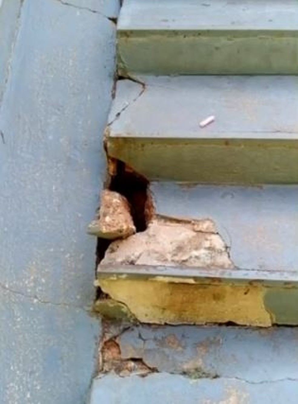 Escola Luiz Odassi Neto apresenta muitas rachaduras, mas prefeitura não vê necessidade de interdição (Foto: Arquivo pessoal)