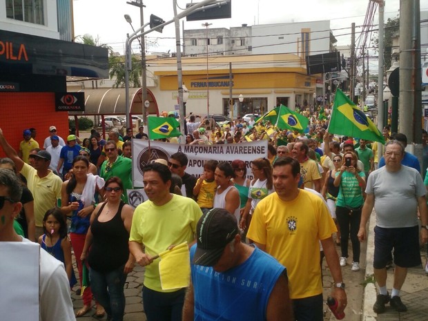 Com faixas e cartazes, os manifestantes começaram a caminhada em Avaré (Foto: Victor Gomes/TV TEM)