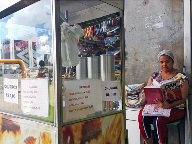 A vendedora de churros Maria Odete Silva, que pagou a faculdade de direito e escola dos filhos comercializando doces a R$ 1 em Brasília (Foto: Raquel Morais/G1)