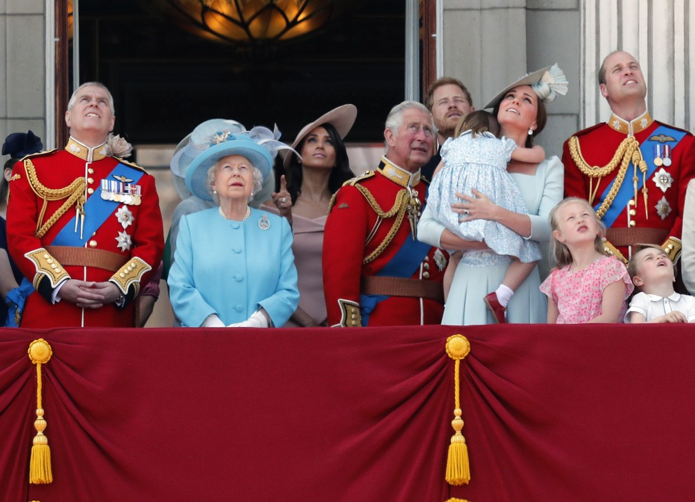 Família real acompanha parada militar em homenagem aos 92 anos da rainha Elizabeth II.  (Foto: Frank Augstein/AP Photo)