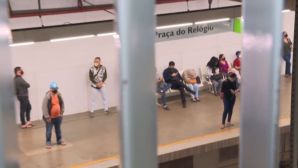 Passageiros aguardam metrô em dia de greve da categoria, no DF; em imagem de arquivo — Foto: TV Globo/Reprodução
