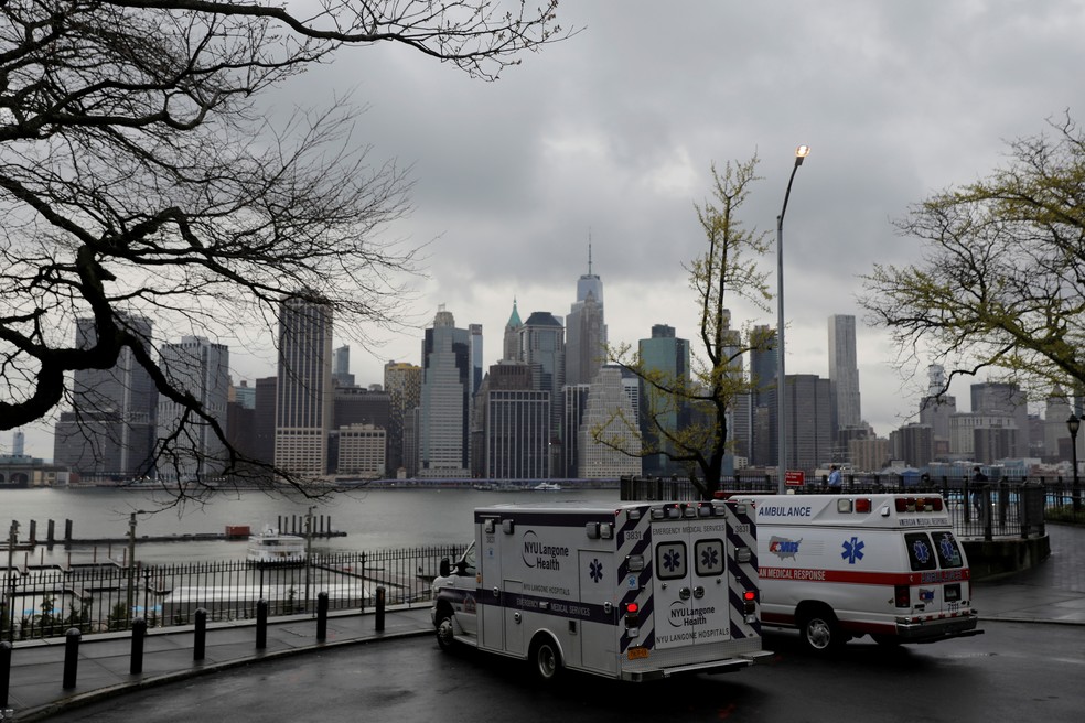 Ambulâncias estacionadas em Nova York, com arranha-céus de Manhattan ao fundo, em foto de sexta-feira (24) — Foto: Andrew Kelly/Reuters