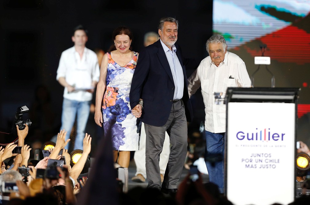 Alejandro Guillier tem apoio do ex-presidente do Uruguai, Pepe Mujica, em seu último comício da campanha presidencial em Santiago, no Chile (Foto: Rodrigo Garrido/ Reuters)