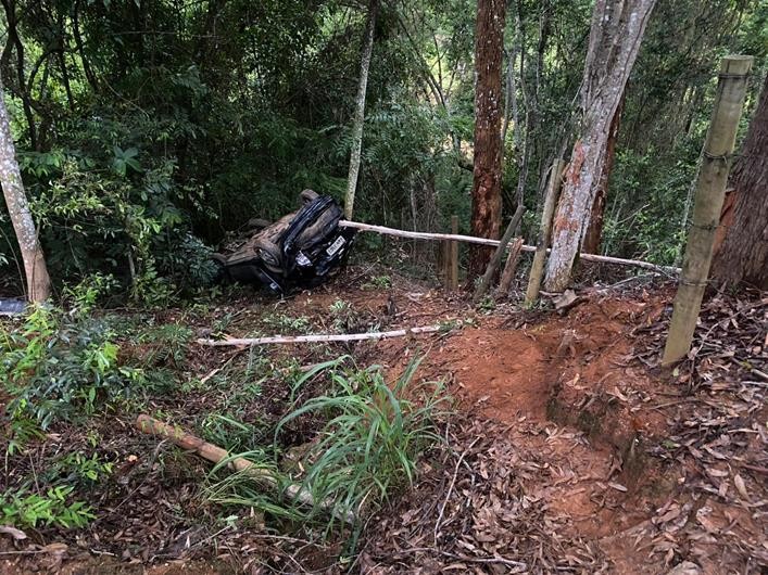 Carro cai em ribanceira de 20 metros e deixa um morto e feridos na MGC-265, em Miraí 