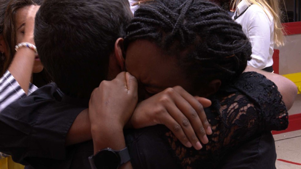 BBB 23: Sarah Aline chora ao se despedir de Gabriel Santana — Foto: Globo