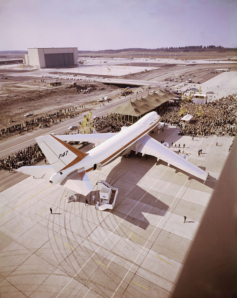 (Original Caption) Everett, Washington: The world's largest jetliner, the Boeing 747, is rolled out for public view. The $20 million plane, which will carry 490 passengers will be delivered to airlines starting in Oct. 1969. It weighs 700,000 pounds and h (Foto: Bettmann Archive)