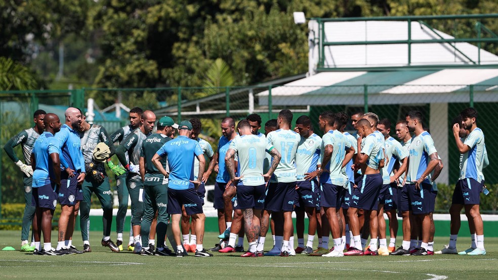 Sem Tabata e convocados, Abel tem papo com elenco do Palmeiras em treino na Academia