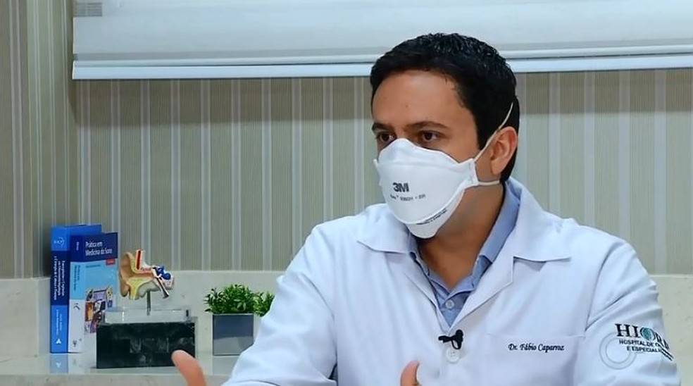 Otorrinolaringologista Fábio Caparroz explica sobre os dintomas da Covid-19 e doenças respiratórias — Foto: Reprodução/TV TEM