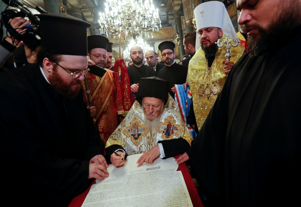 Patriarca Bartolomeu assina decreto que confirma criação de uma Igreja ucraniana — Foto: Reuters