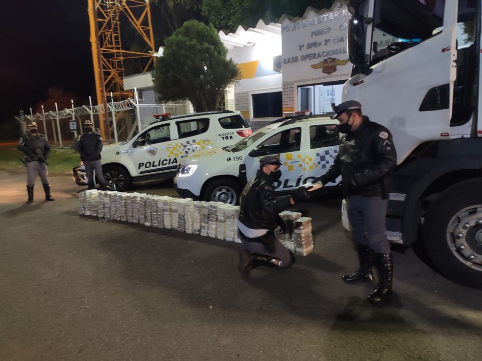 Mais de 300 quilos de cocaína foram apreendidos em Rosana (SP) — Foto: Polícia Militar Rodoviária