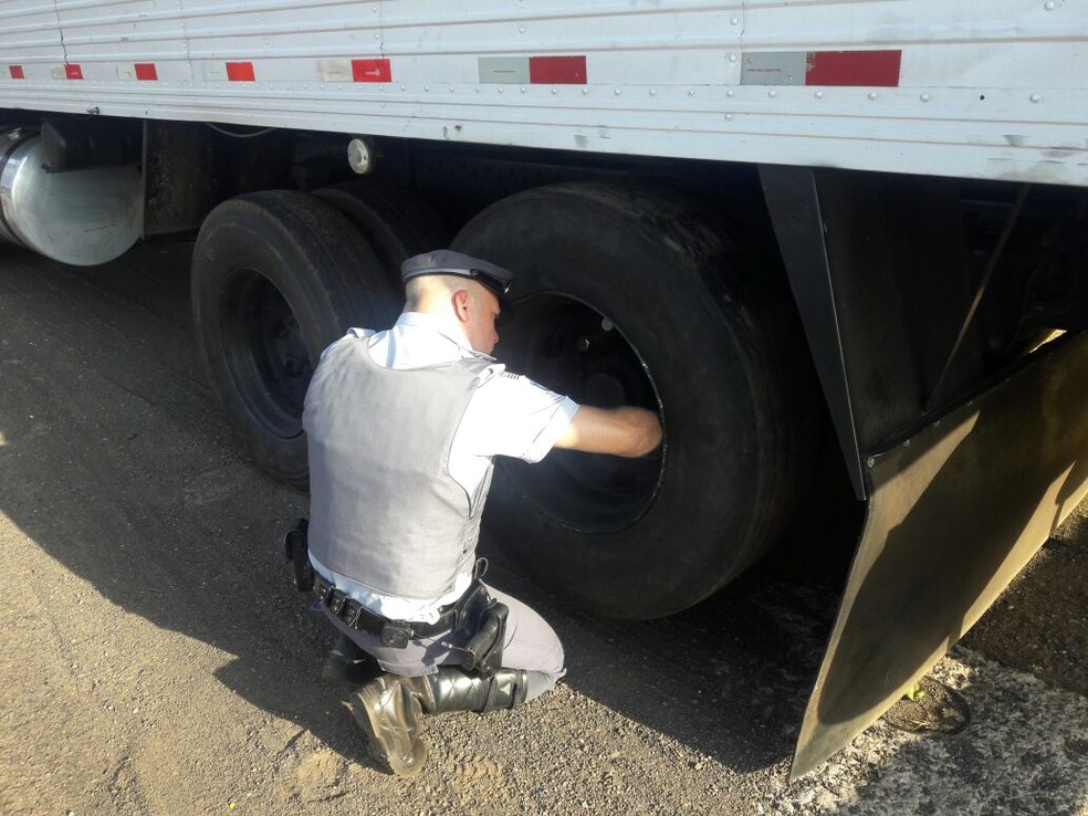 Fiscalização encontrou a droga dentro de pneus do caminhão (Foto: Cedida/Polícia Militar Rodoviária)