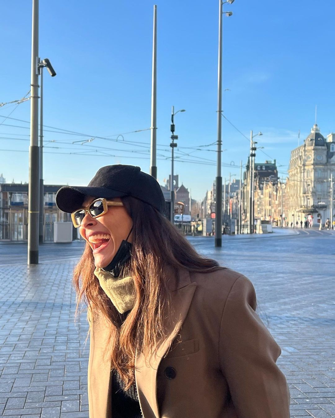 Juliana Paes posa para novos cliques nas ruas da Bélgica (Foto: Reprodução / Instagram)
