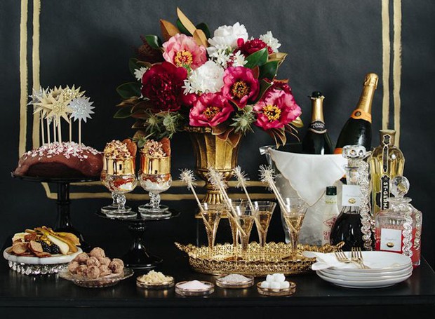 Ótima ideia para as festas de fim de ano: um fundo preto e cores elegantes, como o dourado e branco, dão sofisticação à estação de bebidas. Complete o decór com um lindo arranjo de flores.  (Foto: Reprodução/Pinterest)