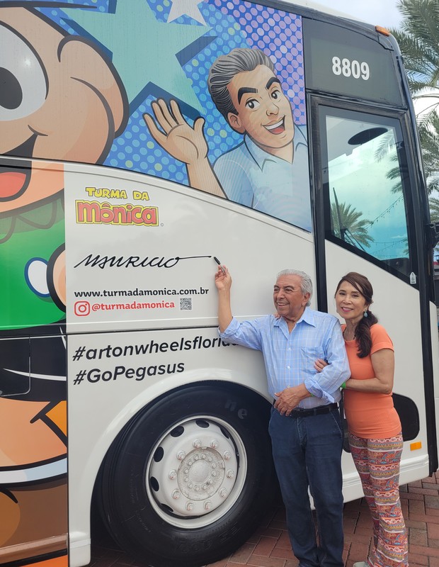 Mauricio de Sousa participa de lançamento de ônibus com arte da Turma da Mônica em Orlando (Foto: Quem)
