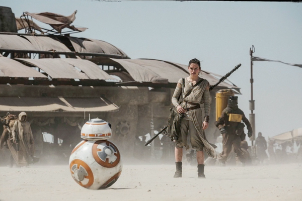 Daisy Ridley e BB-8 em cena de 'O Despertar da Força' (Foto: Divulgação)
