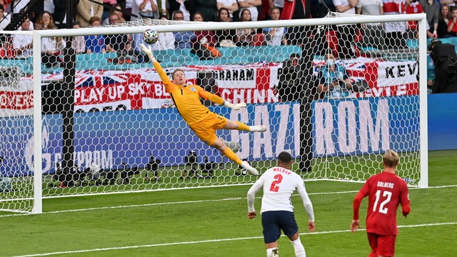 Pickford não consegue alcançar a cobrança de falta de Damsgaard - Inglaterra x Dinamarca