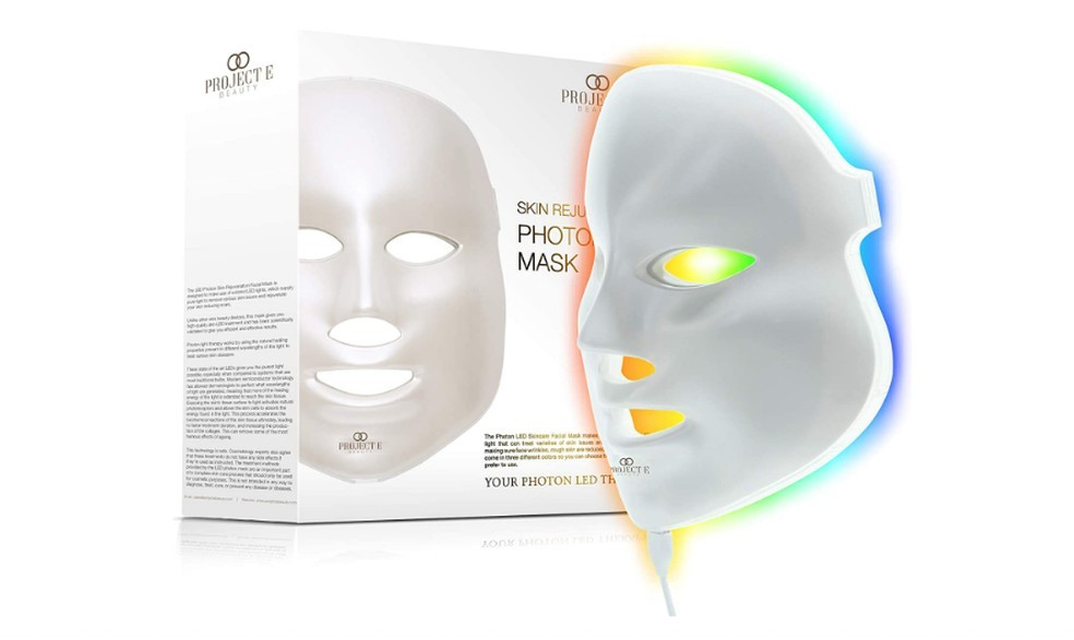 A máscara de LED da Project E Beauty oferece luzes com diversas cores e funcionalidades para tratar a pele  (Foto: Reprodução/Amazon)