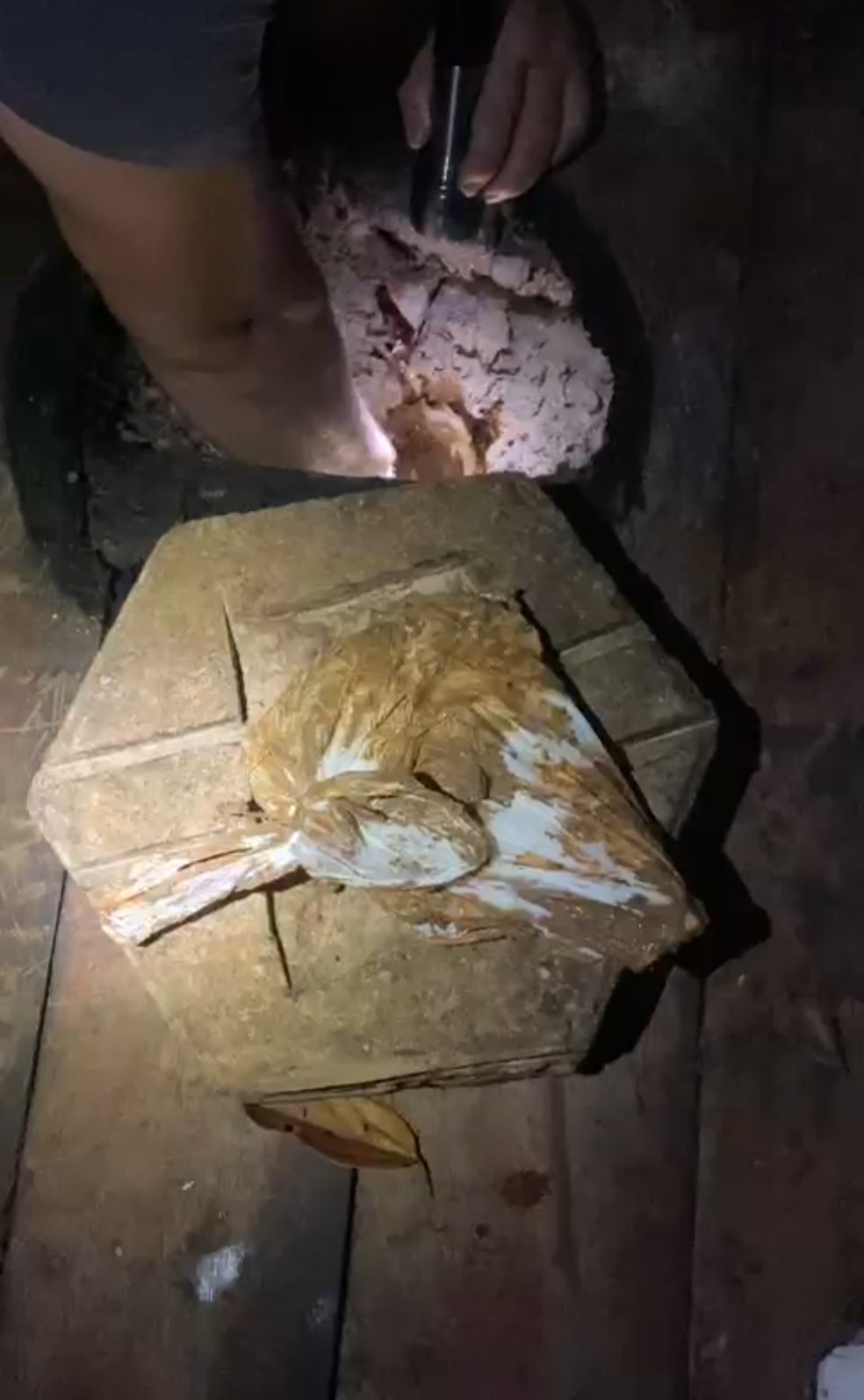 Armas foram achadas enterradas em quintal de casa em Epitaciolândia — Foto: Reprodução