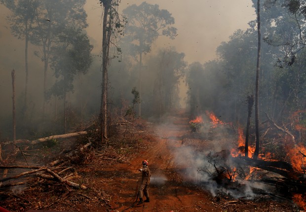 Bombeiros realizam operação contra queimadas no município de União do Sul, no Mato Grosso (Foto: Reuters)