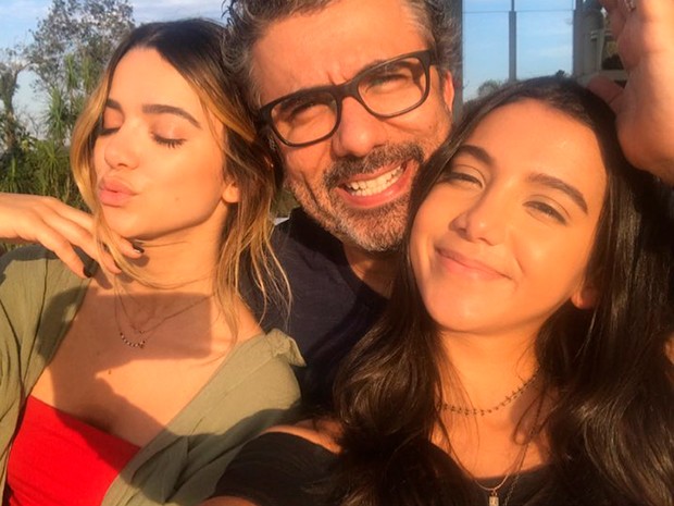 Zé Luiz entre as filhas Manu e Catarina Gavassi (Foto: Reprodução/Instagram)